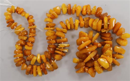 A single strand jagged amber bead necklace, 76cm.